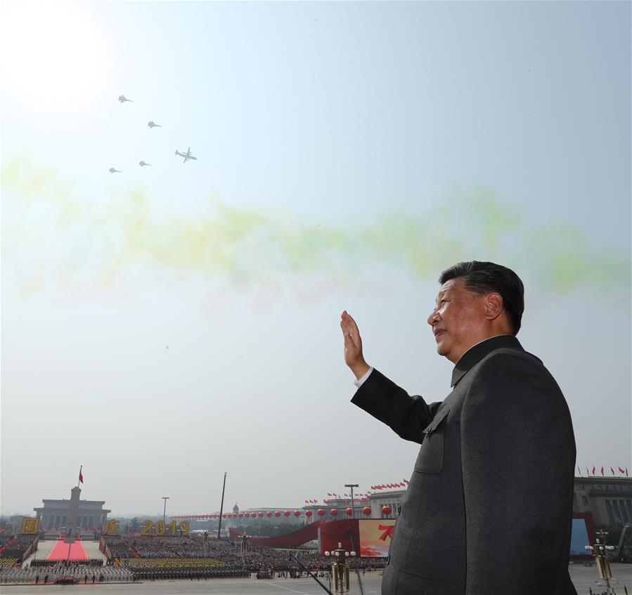 El presidente chino, Xi Jinping, también secretario general del Comité Central del Partido Comunista de China (PCCh) y presidente de la Comisión Militar Central, pasa revista a las fuerzas armadas durante las celebraciones por el 70o aniversario de la fundación de la República Popular China en Beijing, capital de China, el 1 de octubre de 2019. (Xinhua/Ju Peng)