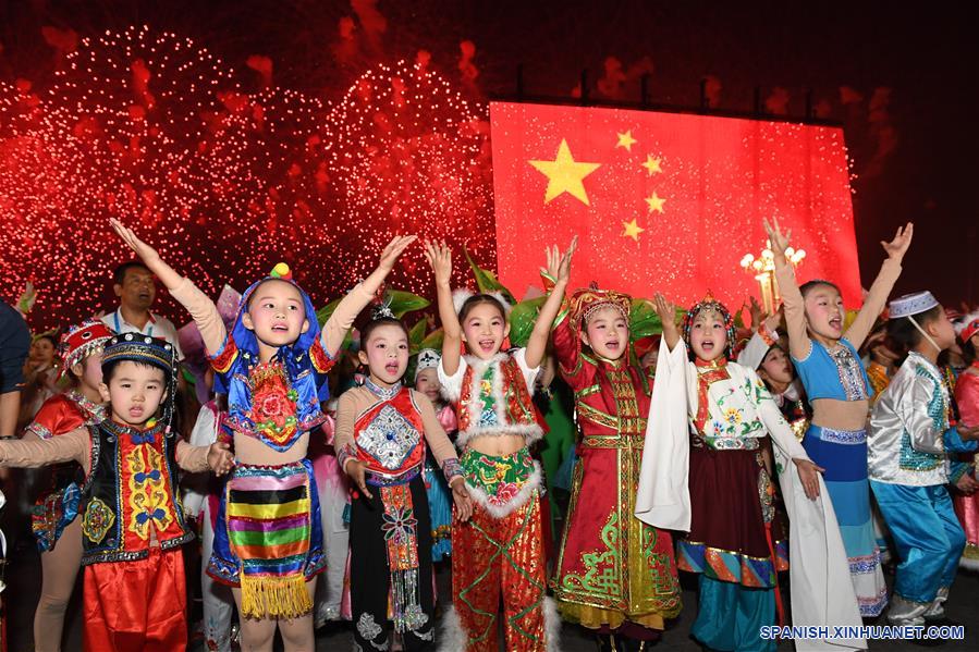 (Día Nacional) Comienza gala nocturna por Día Nacional de China