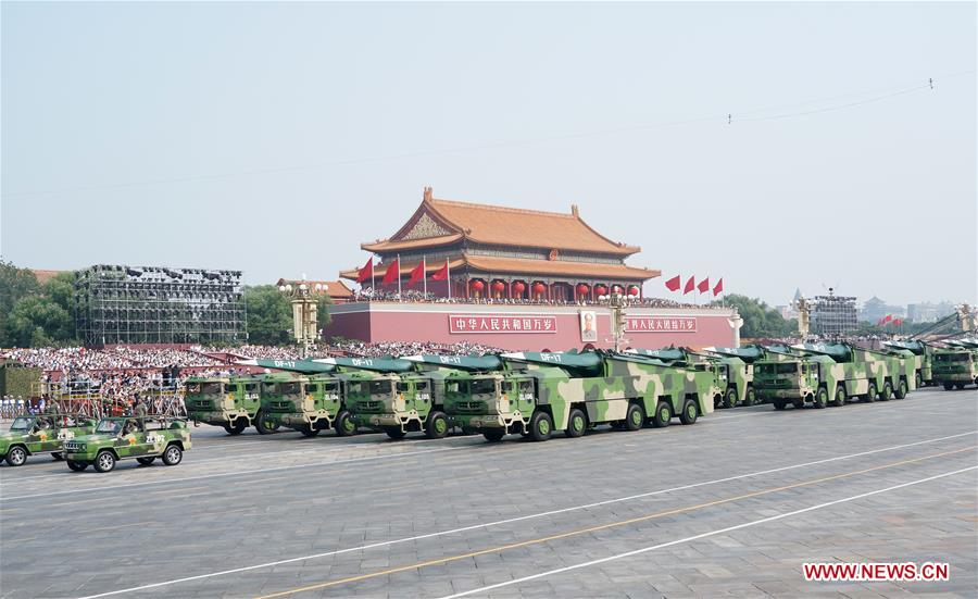 (Día Nacional) China muestra misiles convencionales Dongfeng-17 en desfile militar