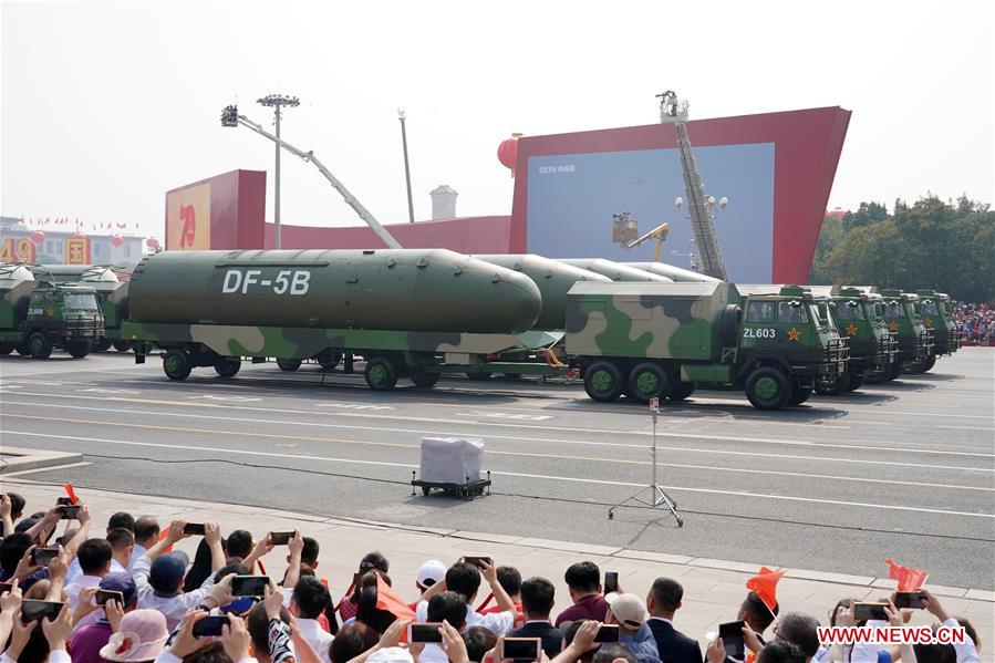 Una formación de misiles nucleares Dongfeng-5B participa en un desfile militar durante las celebraciones con motivo del 70o aniversario de la fundación de la República Popular China en la Plaza de Tian'anmen en Beijing, capital de China, el 1 de octubre de 2019. (Xinhua/Yang Shiyao)