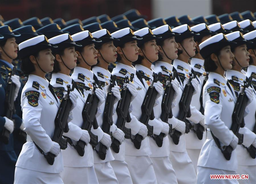 (Día Nacional) Generales mujeres chinas participan por primera vez en desfile militar