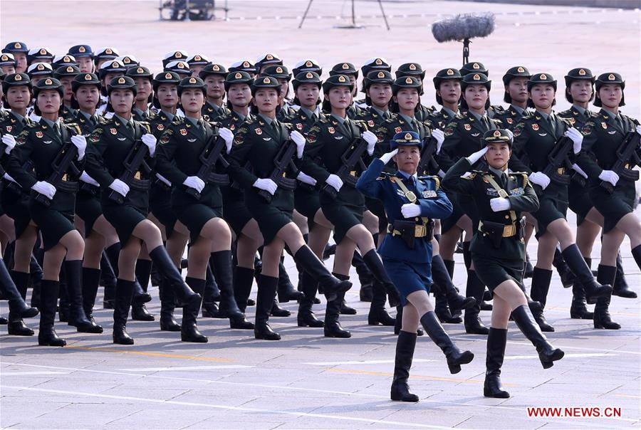 Una formación militar femenina marcha durante un gran desfile militar celebrando el 70o aniversario de la fundación de la República Popular China en Beijing, capital de China, el 1 de octubre de 2019. (Xinhua/Yin Gang)