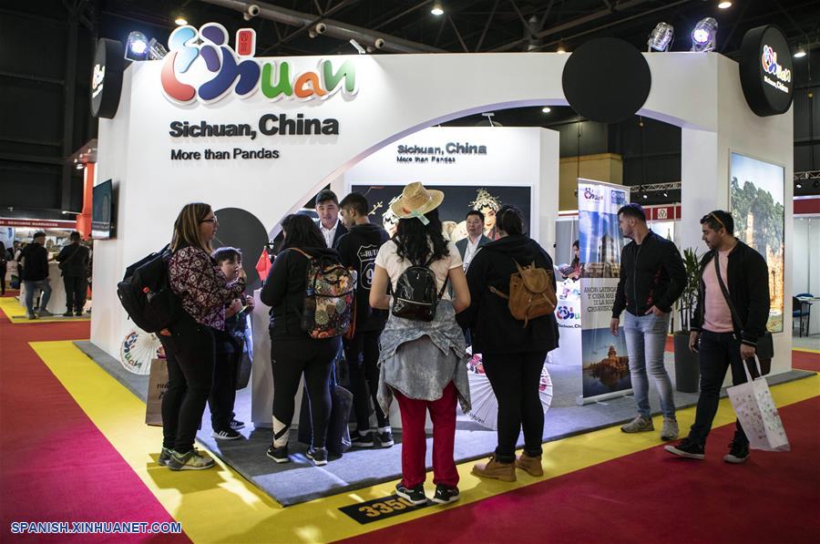 Imagen del 5 de octubre de 2019, de visitantes recorriendo el estand de la provincia de Sichuan, en el suroeste de China, en la 24°Feria Internacional de Turismo de América Latina 2019 (FIT), en Buenos Aires, Argentina. Un pabellón orientado a promocionar a China como destino turístico está presente en la 24°FIT de América Latina 2019, considerada la mayor feria de turismo de la región y una de las cinco más importantes a nivel mundial. (Xinhua/Martín Zabala)