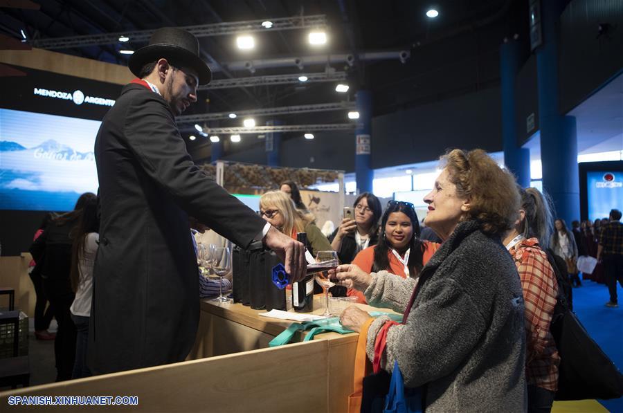 Imagen del 5 de octubre de 2019, de visitantes recorriendo un estand en la 24°Feria Internacional de Turismo de América Latina 2019 (FIT), en Buenos Aires, Argentina. Un pabellón orientado a promocionar a China como destino turístico está presente en la 24°FIT de América Latina 2019, considerada la mayor feria de turismo de la región y una de las cinco más importantes a nivel mundial. (Xinhua/Martín Zabala)