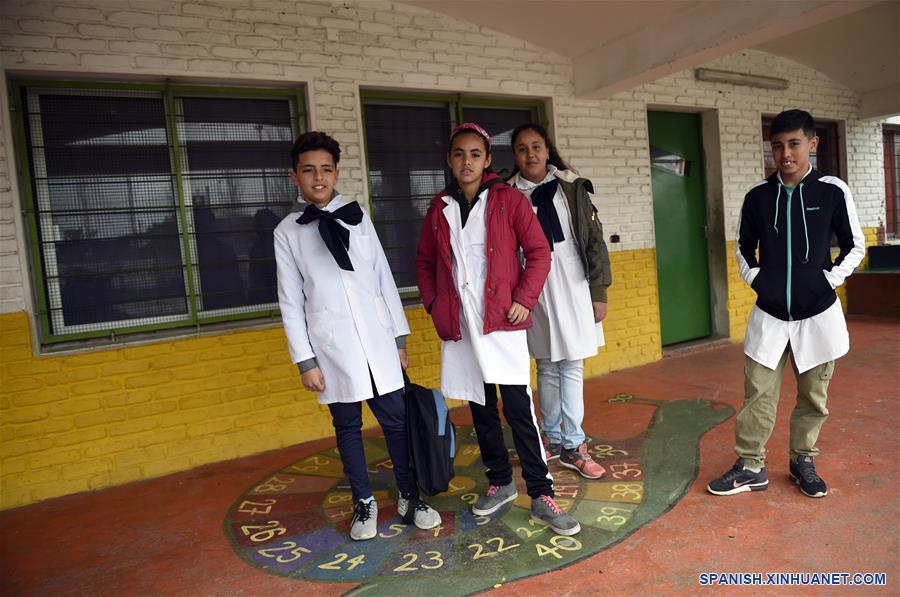 MONTEVIDEO, 7 octubre, 2019 (Xinhua) -- Imagen del 2 de octubre de 2019 de Brian (i), Florencia (2-i), Noelia (2-d) y Bruno (d) posando en la escuela pública No 319 denominada "República Popular China", en Montevideo, Uruguay. Cinco ni?os uruguayos de un barrio de Montevideo viajaron del 3 al 17 de agosto por primera vez en avión para conocer China e intercambiar así experiencias con ni?os chinos de su edad, superando la barrera del idioma. (Xinhua/Nicolás Celaya)