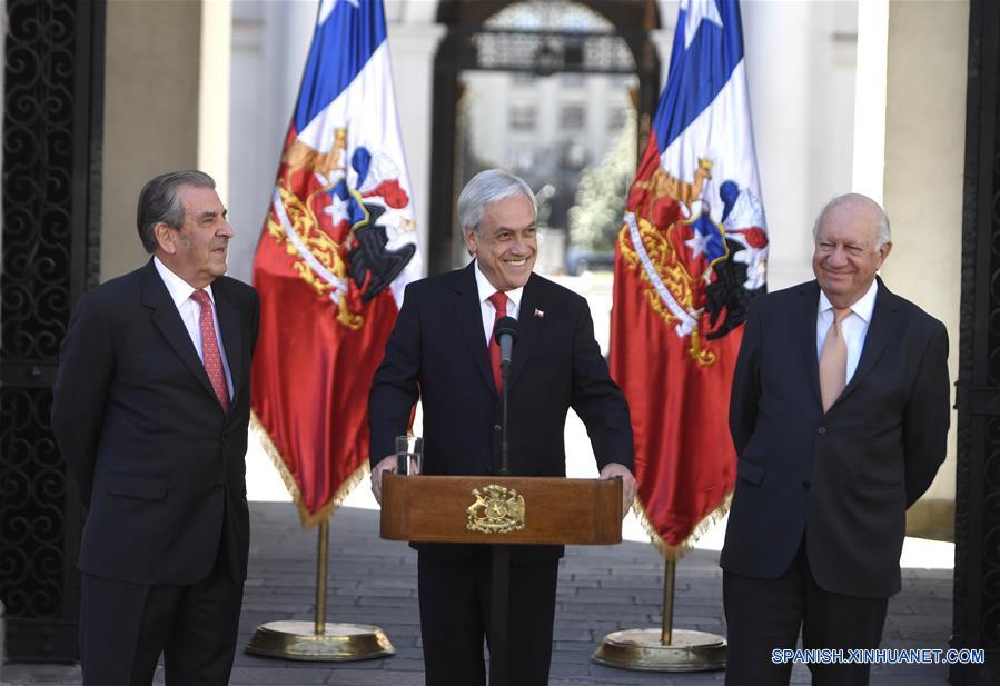  Imagen cedida por la Presidencia de Chile, del presidente chileno, Sebastián Pi?era (c), hablando en presencia de los ex presidentes chilenos, Eduardo Frei (i) y Ricardo Lagos (d), durante una conferencia de prensa, en el Palacio de la Moneda, en Santiago, capital de Chile, el 8 de octubre de 2019. Sebastián Pi?era, se reunió el martes con los ex mandatarios Eduardo Frei y Ricardo Lagos, para abordar la crisis hídrica y la realización de las próximas cumbres APEC y COP25, entre otros asuntos. (Xinhua/Alex Iba?ez/Presidencia de Chile)