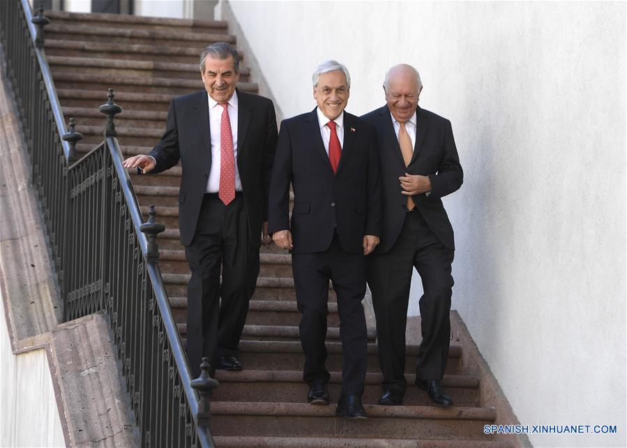 SANTIAGO, 8 octubre, 2019 (Xinhua) -- Imagen cedida por la Presidencia de Chile, del presidente chileno, Sebastián Pi?era (c), y los ex presidentes chilenos, Eduardo Frei (i) y Ricardo Lagos (d), llegando a una conferencia de prensa, en el Palacio de la Moneda, en Santiago, capital de Chile, el 8 de octubre de 2019. Sebastián Pi?era, se reunió el martes con los ex mandatarios Eduardo Frei y Ricardo Lagos, para abordar la crisis hídrica y la realización de las próximas cumbres APEC y COP25, entre otros asuntos. (Xinhua/Alex Iba?ez/Presidencia de Chile)