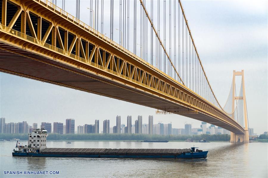 El puente Yangsigang del río Yangtze, el puente colgante de dos pisos con el tramo más largo del mundo, abrió al tráfico el martes después de cinco a?os de construcción. (Foto de Xinhuanet]