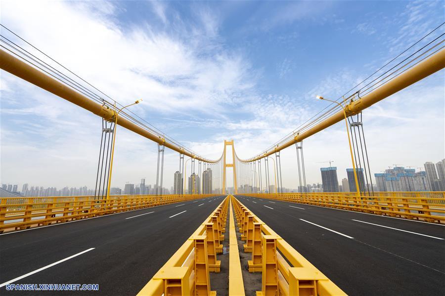 El puente Yangsigang del río Yangtze, el puente colgante de dos pisos con el tramo más largo del mundo, abrió al tráfico el martes después de cinco a?os de construcción. (Foto de Xinhuanet]