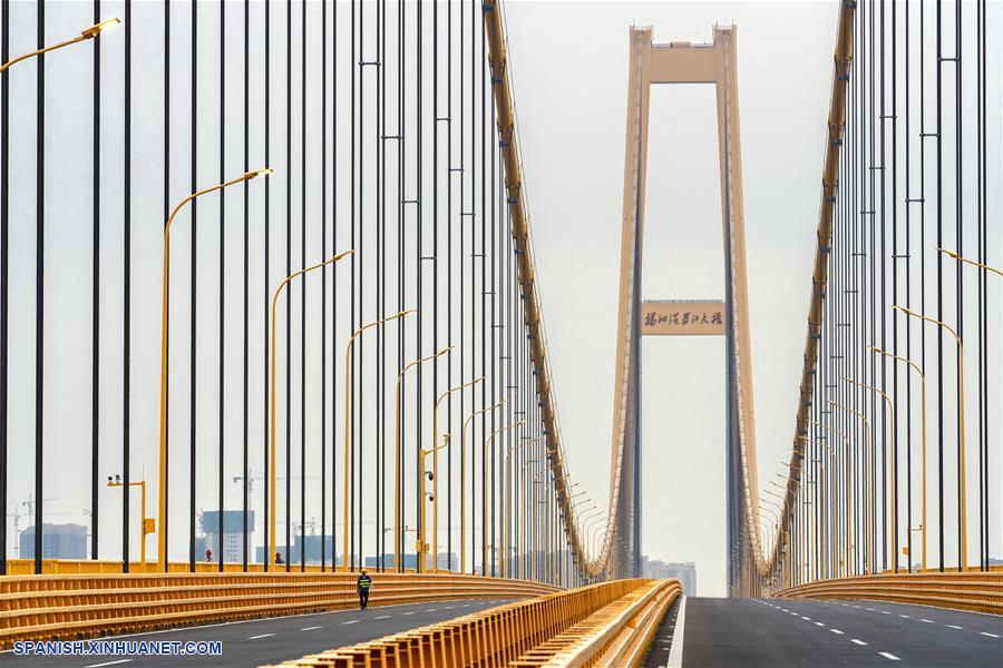 El puente Yangsigang del río Yangtze, el puente colgante de dos pisos con el tramo más largo del mundo, abrió al tráfico el martes después de cinco a?os de construcción. (Foto de Xinhuanet]