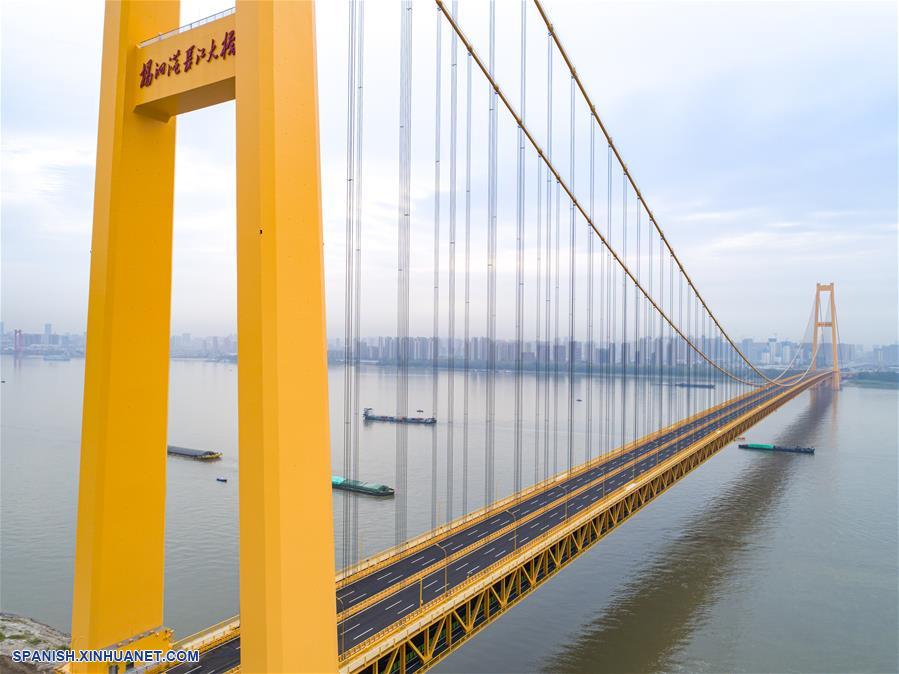 El puente Yangsigang del río Yangtze, el puente colgante de dos pisos con el tramo más largo del mundo, abrió al tráfico el martes después de cinco a?os de construcción. (Foto de Xinhuanet]