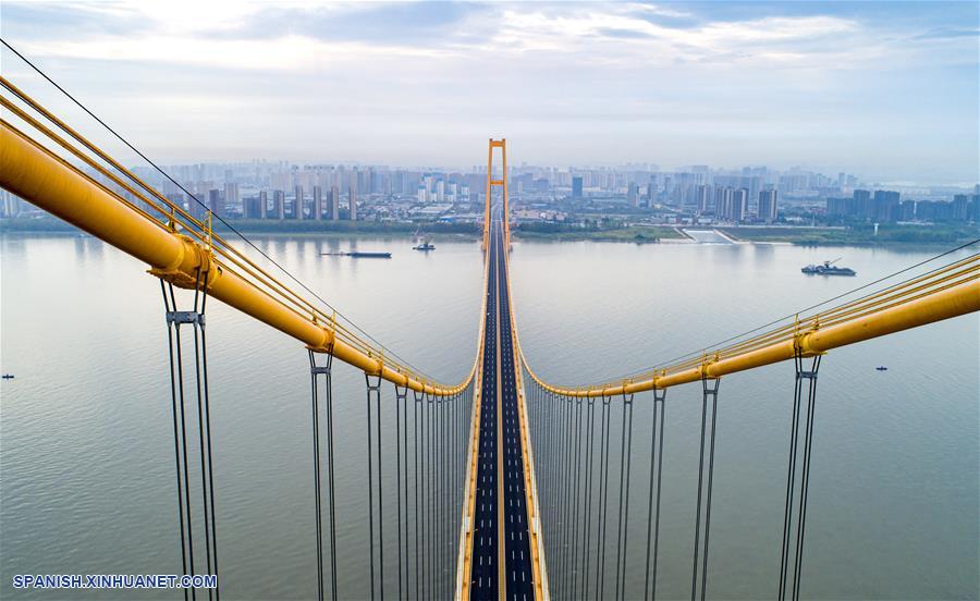 El puente Yangsigang del río Yangtze, el puente colgante de dos pisos con el tramo más largo del mundo, abrió al tráfico el martes después de cinco a?os de construcción. (Foto de Xinhuanet]