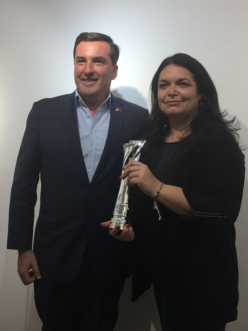 Larissa Perdomo, gerente de marca país de la agencia estatal Uruguay XXI, junto a Fernando Lugris, embajador de Uruguay en China, presentan el trofeo otorgado a Uruguay como el expositor más destacado del Pabellón de América Latina en Expo Beijing 2019, la feria hortícola más grande de Asia. (Foto: YAC)