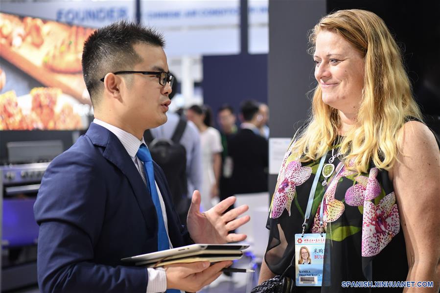 GUANGZHOU, 15 octubre, 2019 (Xinhua) -- Una compradora (d) habla con un expositor en un estand con productos electrónicos en la 126a Feria de Importación y Exportación de China, también conocida como la Feria de Cantón, en Guangzhou, en la provincia de Guangdong, en el sur de China, el 15 de octubre de 2019. La feria, que atrae alrededor de 25.600 expositores de casa y del extranjero, fue inaugurada el martes en Guangzhou. (Xinhua/Deng Hua)