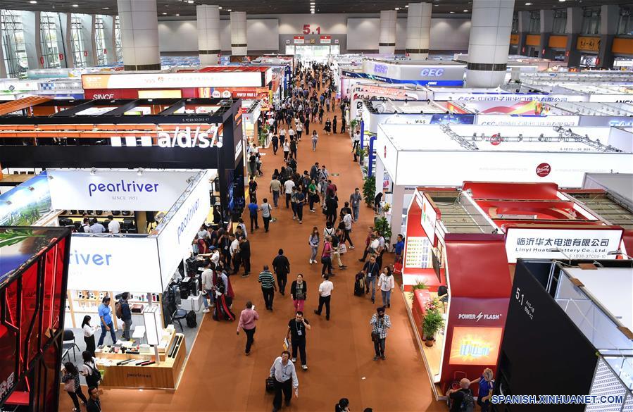 GUANGZHOU, 15 octubre, 2019 (Xinhua) -- Personas visitan la 126a Feria de Importación y Exportación de China, también conocida como la Feria de Cantón, en Guangzhou, en la provincia de Guangdong, en el sur de China, el 15 de octubre de 2019. La feria, que atrae alrededor de 25.600 expositores de casa y del extranjero, fue inaugurada el martes en Guangzhou. (Xinhua/Deng Hua)