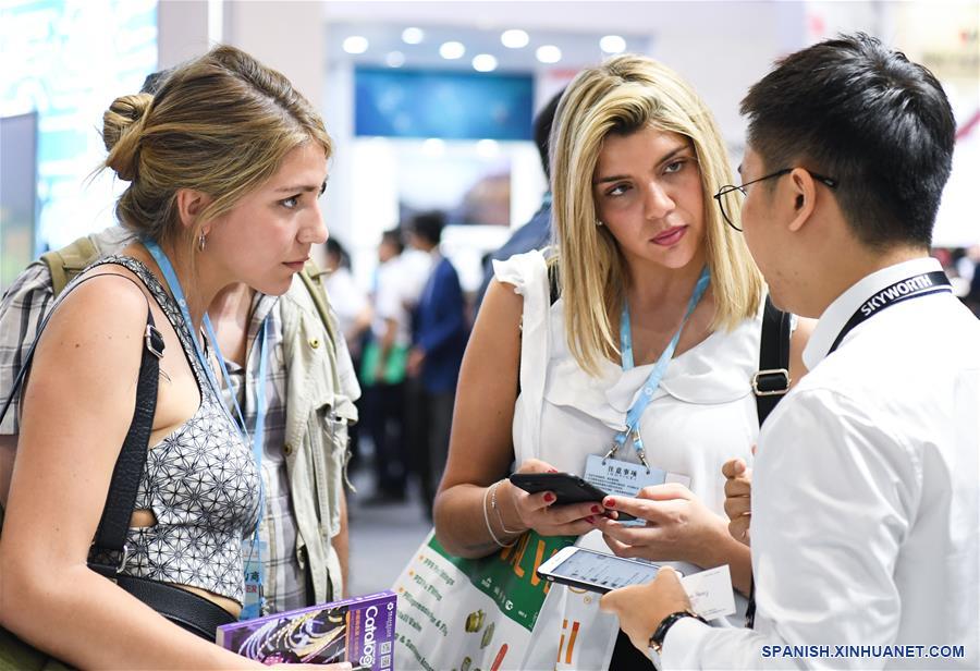 GUANGZHOU, 15 octubre, 2019 (Xinhua) -- Compradoras hablan con un expositor en la 126a Feria de Importación y Exportación de China, también conocida como la Feria de Cantón, en Guangzhou, en la provincia de Guangdong, en el sur de China, el 15 de octubre de 2019. La feria, que atrae alrededor de 25.600 expositores de casa y del extranjero, fue inaugurada el martes en Guangzhou. (Xinhua/Deng Hua)