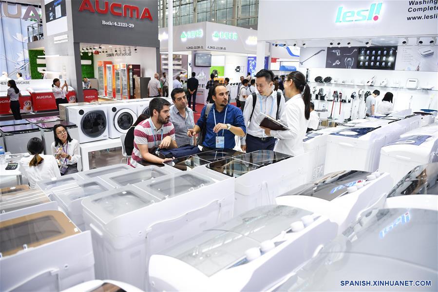 GUANGZHOU, 15 octubre, 2019 (Xinhua) -- Compradores conversan con expositores en un estand con electrodomésticos en la 126a Feria de Importación y Exportación de China, también conocida como la Feria de Cantón, en Guangzhou, en la provincia de Guangdong, en el sur de China, el 15 de octubre de 2019. La feria, que atrae alrededor de 25.600 expositores de casa y del extranjero, fue inaugurada el martes en Guangzhou. (Xinhua/Deng Hua)