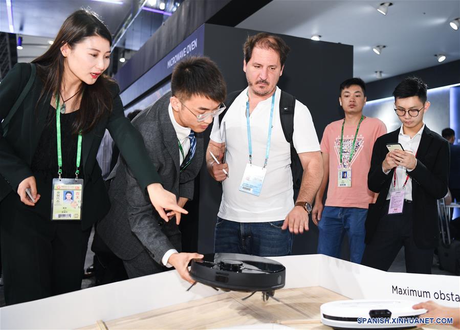 GUANGZHOU, 15 octubre, 2019 (Xinhua) -- Un comprador (c) observa los robots de barrido automático en la 126a Feria de Importación y Exportación de China, también conocida como la Feria de Cantón, en Guangzhou, en la provincia de Guangdong, en el sur de China, el 15 de octubre de 2019. La feria, que atrae alrededor de 25.600 expositores de casa y del extranjero, fue inaugurada el martes en Guangzhou. (Xinhua/Deng Hua)