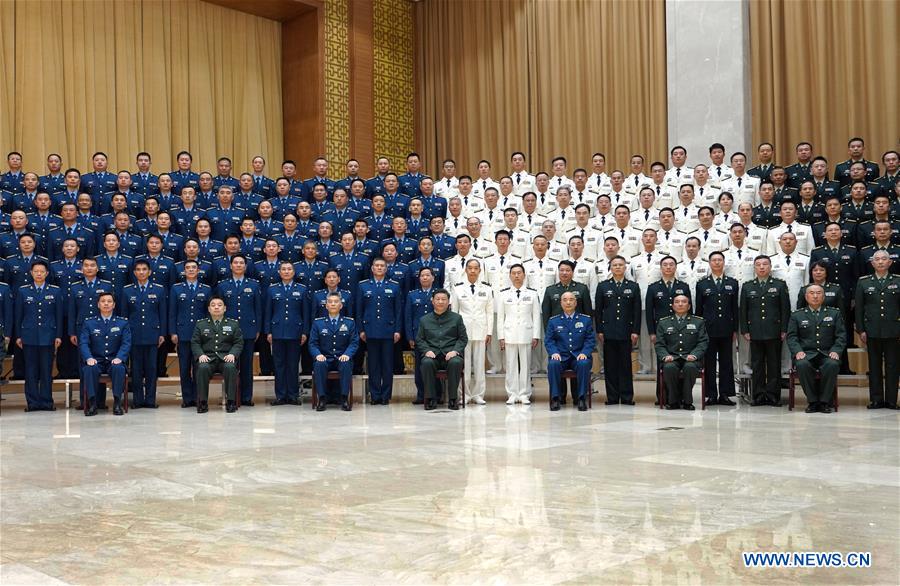 El presidente chino, Xi Jinping, también secretario general del Comité Central del Partido Comunista de China (PCCh) y presidente de la Comisión Militar Central, se reúne con altos oficiales estacionados en la provincia de Hubei en Wuhan, capital de la provincia central china de Hubei, el 18 de octubre de 2019. (Xinhua/Li Gang)