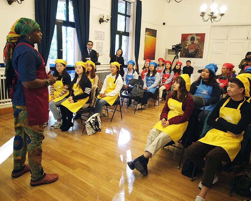 El chef Rey Guerrero acerca los sabores del Pacífico colombiano a los universitarios chinos