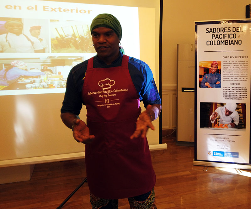 En China, además de ofrecer clases prácticas y degustaciones en diversas “catedrales” de la alta cocina asiática e internacional, el chef colombiano Rey Guerrero compartió experiencias y cocinó el Arroz Putiao para un grupo de estudiantes de espa?ol de la Universidad de Estudios Internacionales de Beijing, 26 de octubre del 2019. (Foto: YAC)