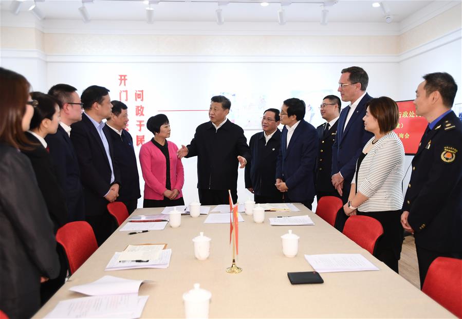 El presidente chino, Xi Jinping, también secretario general del Comité Central del Partido Comunista de China y presidente de la Comisión Militar Central, visita el centro cívico Gubei en el momento en el que una reunión de consulta sobre un proyecto de ley era llevada a cabo en el Distrito Changning de Shanghai, en el este de China, el 2 de noviembre de 2019. Xi habló con residentes chinos y extranjeros que participaban en la reunión y preguntó en detalle acerca de la labor de la solicitud de opiniones sobre el borrador. Xi hizo una gira de inspección el sábado en Shanghai, centro económico de China. (Xinhua/Xie Huanchi)