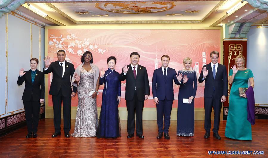 El presidente chino, Xi Jinping, y su esposa Peng Liyuan posan para las fotografías con líderes extranjeros y sus cónyuges, incluidos el presidente francés, Emmanuel Macron, el primer ministro jamaicano, Andrew Holness, el primer ministro griego, Kyriakos Mitsotakis y la primera ministra serbia, Ana Brnabic, previo a un banquete en Shanghai, en el este de China, el 4 de noviembre de 2019. El presidente chino, Xi Jinping y su esposa Peng Liyuan celebraron el lunes por la noche un banquete en Shanghai para dar la bienvenida a los invitados distinguidos provenientes de todo el mundo que participarán en la segunda Exposición Internacional de Importaciones de China (CIIE). (Xinhua/Ju Peng)