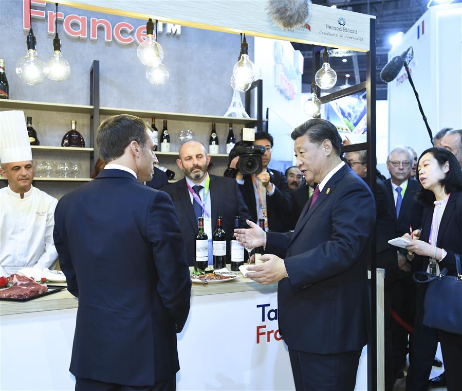 Acompa?ado por el presidente francés, Emmanuel Macron, el presidente chino, Xi Jinping, visita el área de exhibición de Francia en la segunda Exposición Internacional de Importaciones de China (CIIE) en Shanghai, en el este de China, el 5 de noviembre de 2019. El presidente chino, Xi Jinping, y los líderes extranjeros que asisten a la segunda CIIE recorren las exhibiciones después de la ceremonia de apertura el martes en Shanghai. (Xinhua/Xie Huanchi)