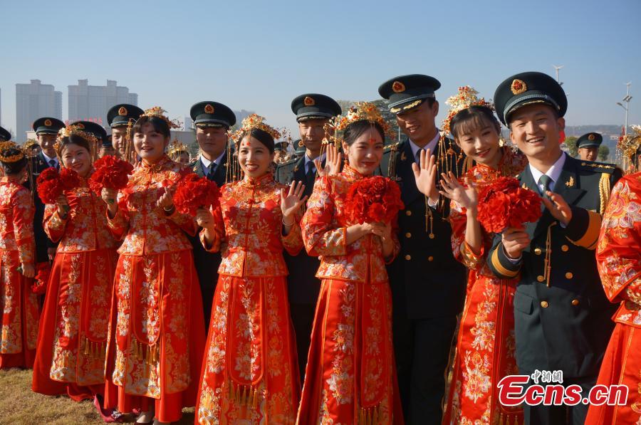 La Fuerza de Cohetes del Ejército Popular de Liberación celebra una gran boda grupal