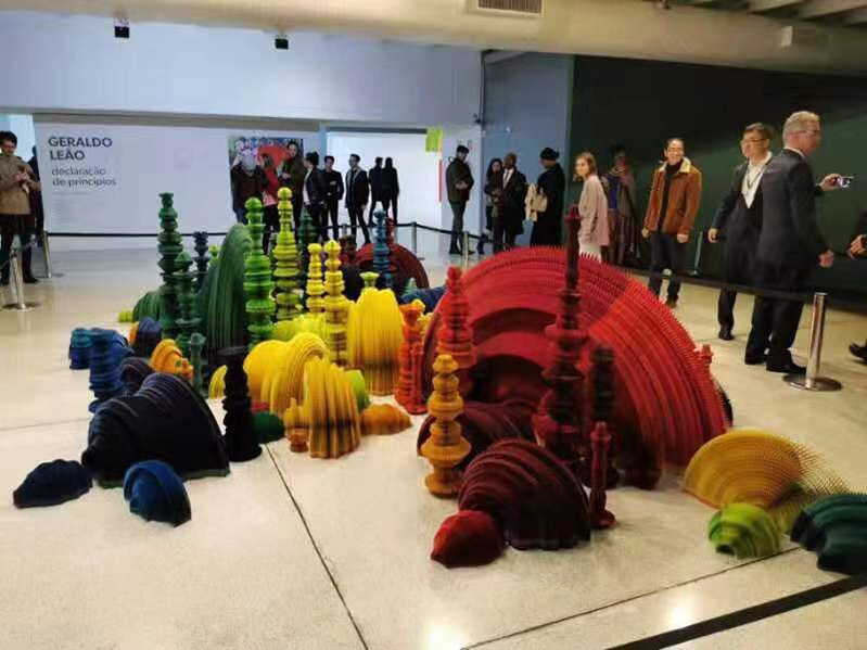 El trabajo del artista chino "Mundo de Cuento de Hadas" en exhibición en la "Exposición Nacional de Arte de los BRICS". Por Li Xiaoxiao, Diario del Pueblo.