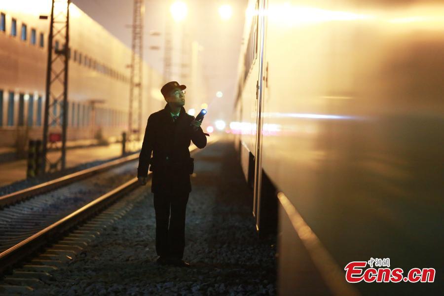 El mecánico que garantiza la seguridad del tren chino de alta velocidad