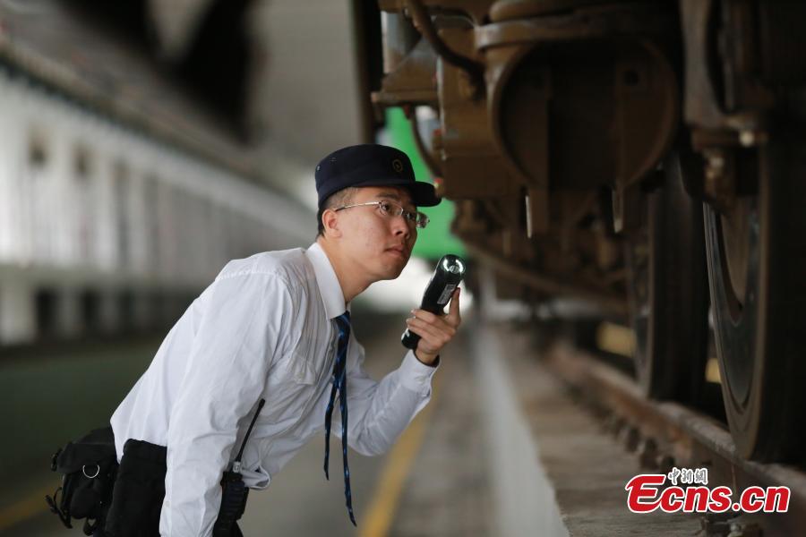 El mecánico que garantiza la seguridad del tren chino de alta velocidad