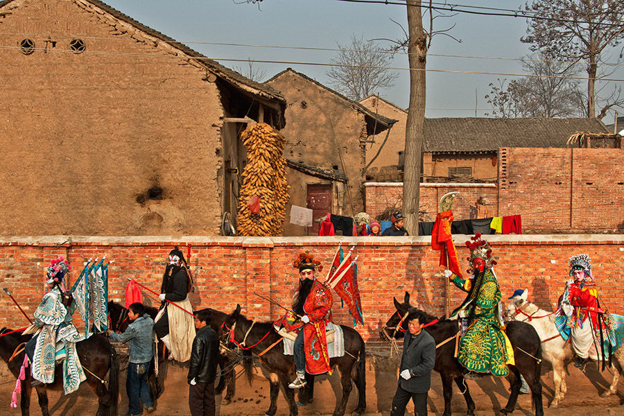 Actores que participarán en el pasacalle de Shehuo. [Foto: Wu Xiaopeng/cpanet.org.cn]