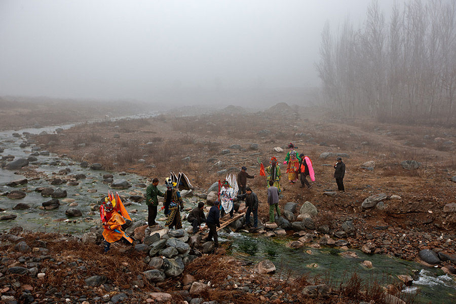 Actores que participarán en el pasacalle de Shehuo. [Foto: Wu Xiaopeng/cpanet.org.cn]