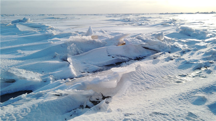 A medida que las temperaturas en Songyuan, provincia de Jilin, noreste de China, rozan los -10 ° C, el lago Chagan comienza a congelarse. [Foto por Xu Yang / para chinadaily.com.cn]