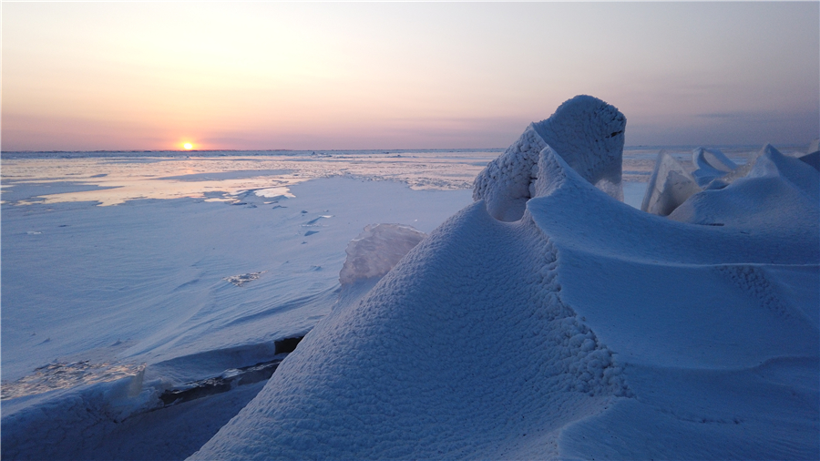 A medida que las temperaturas en Songyuan, provincia de Jilin, noreste de China, rozan los -10 ° C, el lago Chagan comienza a congelarse. [Foto por Xu Yang / para chinadaily.com.cn]