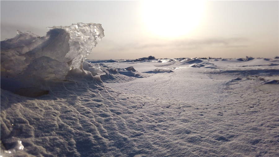 A medida que las temperaturas en Songyuan, provincia de Jilin, noreste de China, rozan los -10 ° C, el lago Chagan comienza a congelarse. [Foto por Xu Yang / para chinadaily.com.cn]