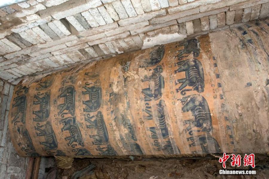 Una tumba del reino Tuyuhun ha sido descubierta en el distrito autónomo tibetano de Tianzhu, provincia de Gansu, según el Instituto Provincial de Reliquias Culturales y Arqueología de Gansu. Ubicado en la antigua Ruta de la Seda, Tuyuhun era un reino poderoso establecido por gente nómada. Los arqueólogos admiten que este descubrimiento, la tumba mejor preservada descubierta hasta ahora, servirá de ayuda para conocer las costumbres funerarias del reino Tuyuhun, la Ruta de la Seda y su relación con la Dinastía Tang (618-907). (Fotos: China News Service)