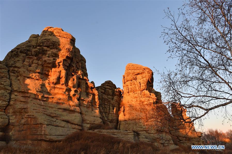 Chifeng, 27/11/2019 (El Pueblo en Línea) -La foto, tomada el 25 de noviembre de 2019, muestra la vista al anochecer del geoparque global Hexigten, una atracción turística en Hexigten, ciudad de Chifeng, en Mongolia Interior, al norte de China. El geoparque global Hexigten es un lugar de interés calificado como 5A, nivel más alto en las categorías de calificación en China. El geoparque, formado de manera natural, es famoso por su singularidad en términos de formas de piedra. (Xinhua/Xu Qin)