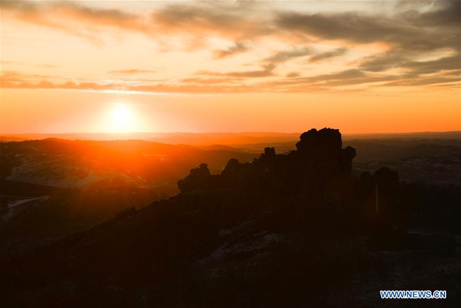 La foto, tomada el 25 de noviembre de 2019, muestra la vista al anochecer del geoparque global Hexigten, una atracción turística en Hexigten, ciudad de Chifeng, en Mongolia Interior, al norte de China. El geoparque global Hexigten es un lugar de interés calificado como 5A, nivel más alto en las categorías de calificación en China. El geoparque, formado de manera natural, es famoso por su singularidad en términos de formas de piedra. (Xinhua/Xu Qin)