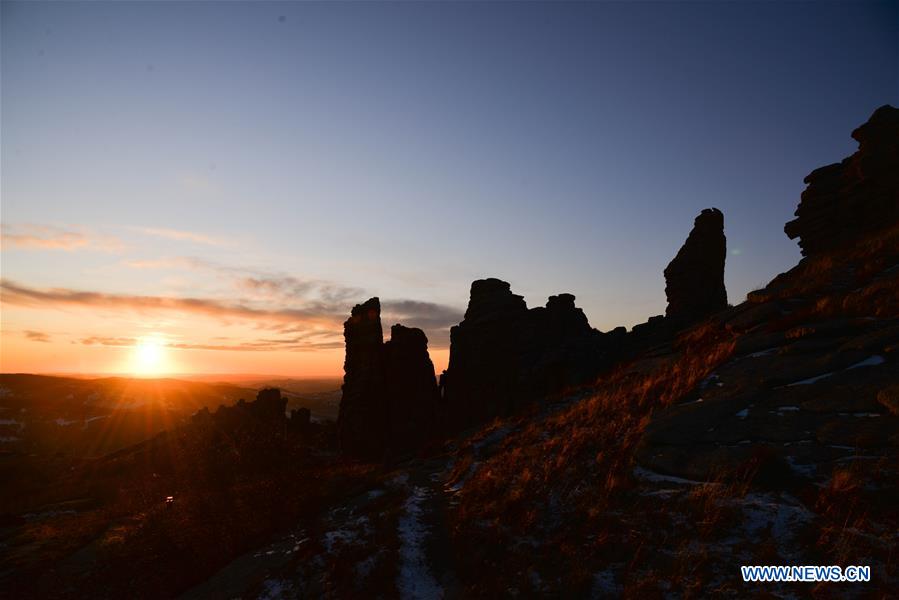 La foto, tomada el 25 de noviembre de 2019, muestra la vista al anochecer del geoparque global Hexigten, una atracción turística en Hexigten, ciudad de Chifeng, en Mongolia Interior, al norte de China. El geoparque global Hexigten es un lugar de interés calificado como 5A, nivel más alto en las categorías de calificación en China. El geoparque, formado de manera natural, es famoso por su singularidad en términos de formas de piedra. (Xinhua/Xu Qin)