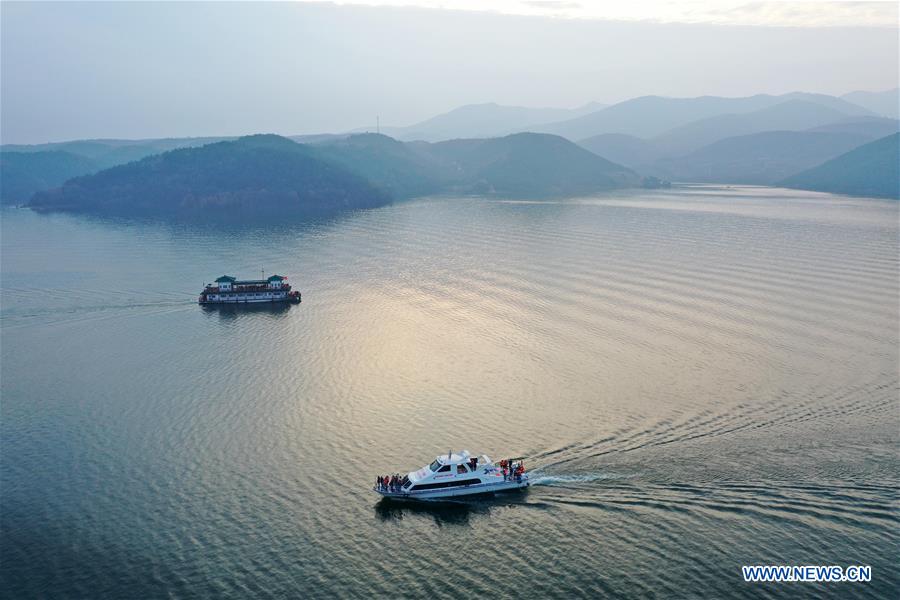 Paisaje de embalse en Danjiangkou, ciudad de Nanyang, provincia de Henan. El embalse de Danjiangkou es la fuente de agua de la ruta central del proyecto hídrico de recanalización sur-norte. 23 de noviembre del 2019. (Foto: Xinhua /Feng Dapeng)