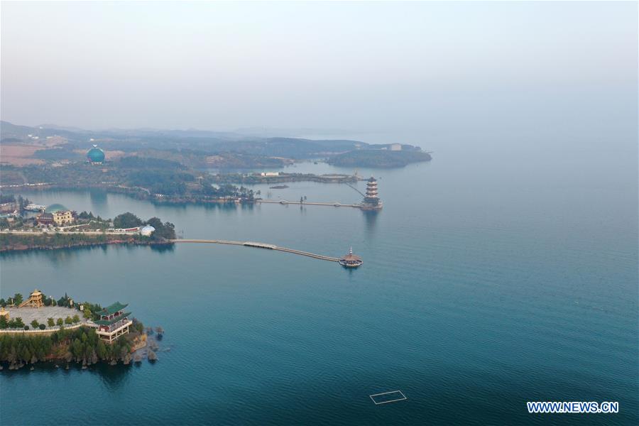 Paisaje de embalse en Danjiangkou, ciudad de Nanyang, provincia de Henan. El embalse de Danjiangkou es la fuente de agua de la ruta central del proyecto hídrico de recanalización sur-norte. 23 de noviembre del 2019. (Foto: Xinhua /Feng Dapeng)