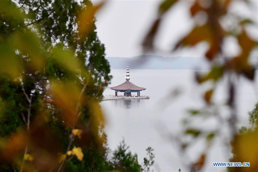 Paisaje de embalse en Danjiangkou, ciudad de Nanyang, provincia de Henan. El embalse de Danjiangkou es la fuente de agua de la ruta central del proyecto hídrico de recanalización sur-norte. 23 de noviembre del 2019. (Foto: Xinhua /Feng Dapeng)