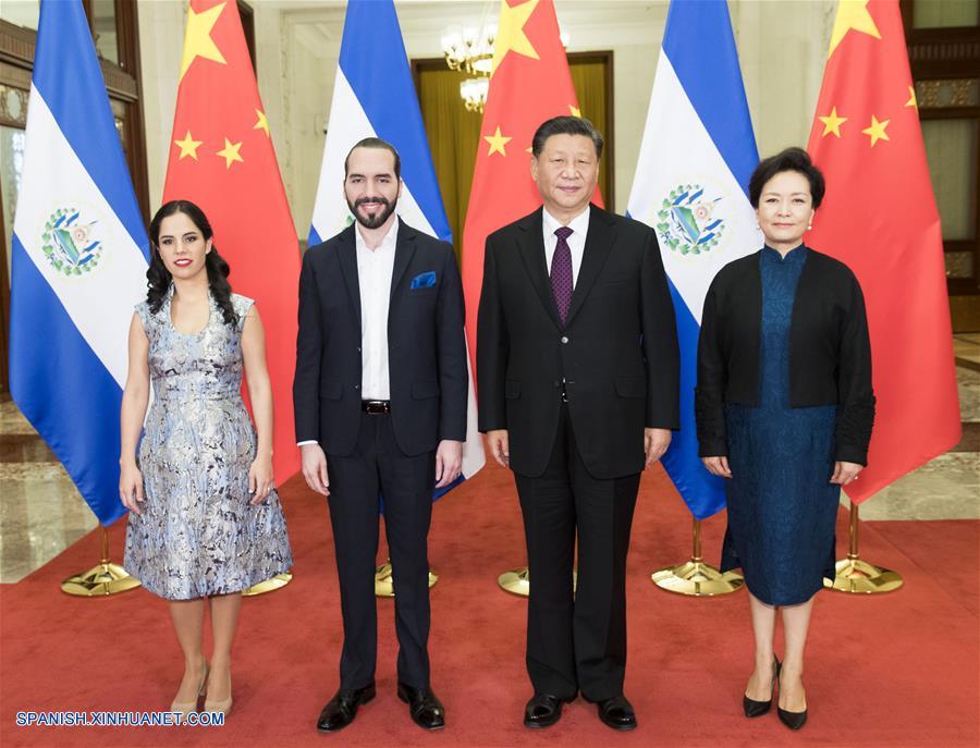 El presidente chino, Xi Jinping, y su esposa Peng Liyuan, posan para fotografías con el presidente de El Salvador, Nayib Armando Bukele Ortez, y su esposa en el Gran Palacio del Pueblo en Beijing, capital de China, el 3 de diciembre de 2019. El presidente chino, Xi Jinping, sostuvo conversaciones con el presidente de El Salvador, Nayib Armando Bukele Ortez en el Gran Palacio del Pueblo en Beijing el martes. (Xinhua/Huang Jingwen)