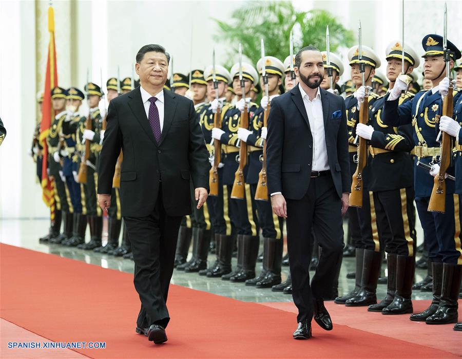 El presidente chino, Xi Jinping, ofrece una ceremonia de bienvenida para el presidente de El Salvador, Nayib Armando Bukele Ortez, previo a sus conversaciones en el Gran Palacio del Pueblo en Beijing, capital de China, el 3 de diciembre de 2019. (Xinhua/Li Tao)