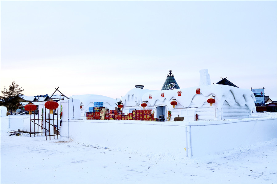 Un hotel hecho de hielo y nieve en la aldea Beiji, Mohe, provincia de Heilongjiang, da una cálida bienvenida a sus primeros visitantes el 30 de noviembre del 2019. [Foto: Wang Tieshuang/ Chinadaily.com.cn]