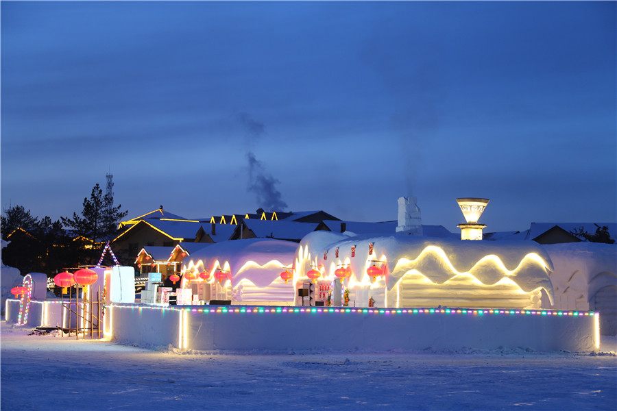 Faroles rojos y un efectivo dise?o de iluminación ofrecen calor en el hotel de hielo y nieve de la aldea Beiji, Mohe, provincia de Heilongjiang, 30 de noviembre del 2019. [Foto: Wang Tieshuang/ Chinadaily.com.cn]