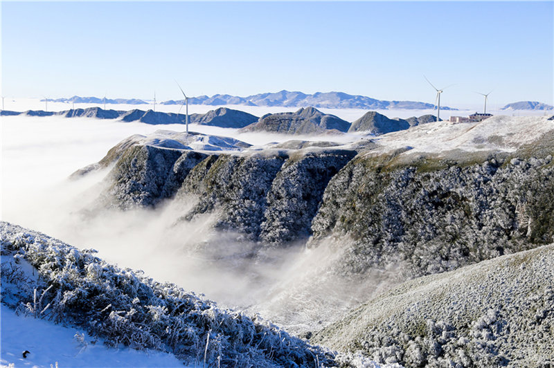 Una monta?a cubierta de nieve y mares de nubes.  (Fotos: Chen Chunzhi/para chinadaily.com.cn)