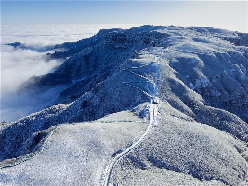 La majestuosa monta?a nevada rodeada de nubes.   (Fotos: Chen Chunzhi/para chinadaily.com.cn)